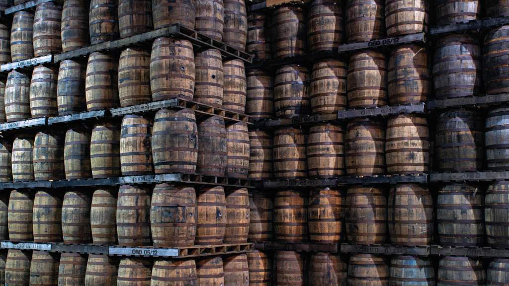 Las barricas en el proceso de añejamiento del whiskey