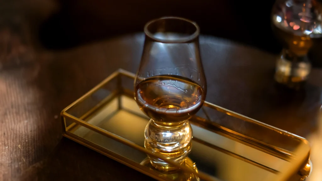Cómo se Toma el Whisky Neat.