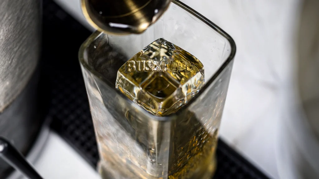Cómo se Toma el Whisky en las Rocas.
