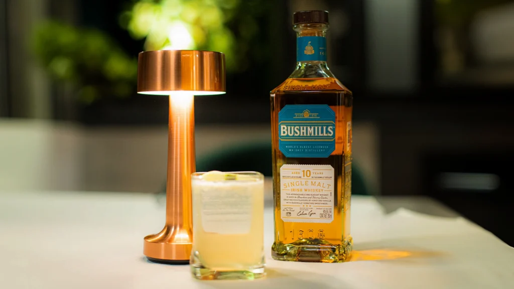 Imagen de portada coctel y copa de whisky copia