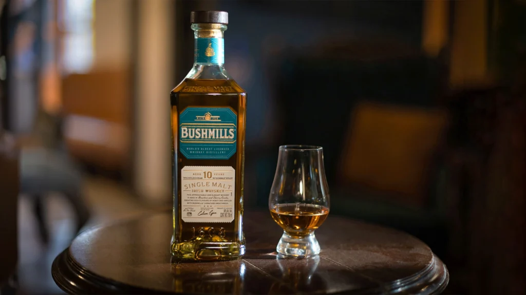 Imagen-de-portada-whisky-en-copa-y-botella-de-Bushmills-copia