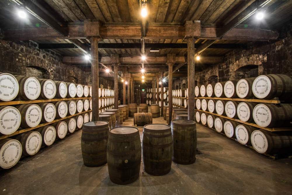 Bodega de barricas en reposo bushmills