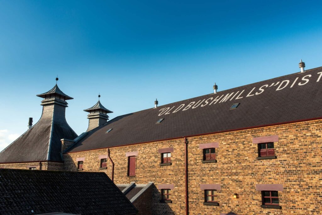 Que es una destileria de whisky